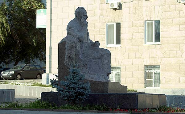 Saratov. Audust 23, 2012 Памятник Константину Федину