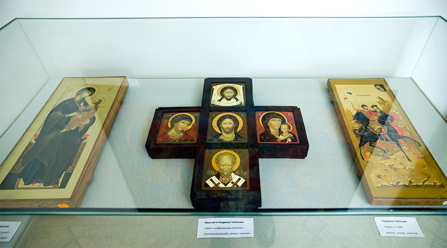 A cross with the elected Saints, an icon «Boris and Gleb», an icon «The virgin on the Throne» by artists Nikolay Chibisov and Lyudmila Chibisovf in a show-window of the mirror hall of the memorial museum of Tsvetaeva.Photo by Tatyana Uspenskaya