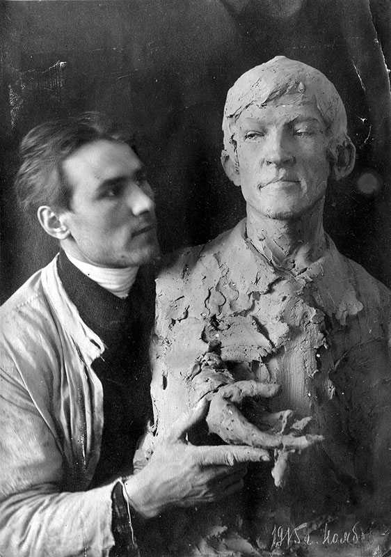 Дмитрий Жилов и скульптурный портрет Попова, 1913-1916 годы, Казань