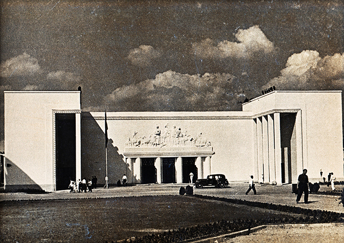 Павильон Животноводства ВСХВ с барельефом на фасаде авторства Д.С. Жилова и Б.И. Урманче