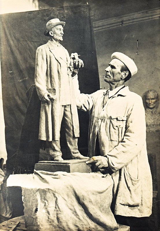 D.S. Zhilov working at the sculptor model dedicated to I.V. Michurin