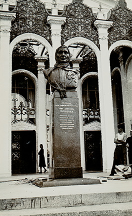 The bust of Anna Koshevaya in front of the pavilion “Sugar Beet” at VSHV