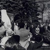 На открытии надгробного памятника В. В. Маяковскому на Новодевичьем кладбище, Москва, 1957 г.
