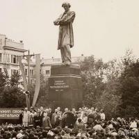 За одну минуту до открытия памятника Н. Г. Чернышевскому в Саратове, 1953 г.