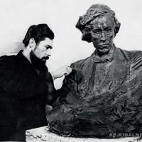 За работой над скульптурным поясным портретом Н. Г. Чернышевского, 1946 г.
