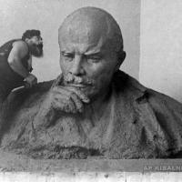 Работа над скульптурой В.И. Ленина